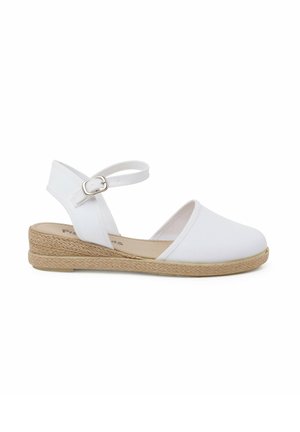 Espadrilles de lona blanca con puntera redondeada, tira al tobillo y suela de cuña de yute trenzado. Presenta una textura suave y un diseño minimalista.