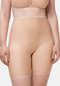 Pantalones cortos moldeadores beige de talle alto hechos de tela elástica, con textura suave y diseño sin costuras en los bordes para mayor comodidad.