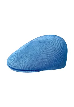Casquette plate bleue tricotée avec une couronne arrondie et une petite visière, vue de côté sur fond blanc.