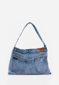 Jeanshandtasche mit schlaffem Design, verblasster blauer Farbe, doppeltem Schulterriemen und einem Lederetikett mit "Desigual" an der Oberseite.