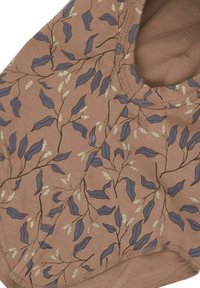 Tissu marron avec un motif botanique de feuilles bleu et crème, montrant les détails des coutures et une bordure découpée courbée.