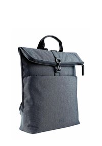 Sac à dos noir texturé avec une fermeture rabat, comprenant une poche avant, une poignée supérieure et des détails en zip. Des accents lisses améliorent le design.