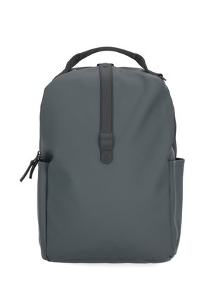 Zaino grigio scuro con maniglia superiore, una cinghia verticale centrale con bottone a scatto, due tasche laterali e una tasca anteriore con cerniera.