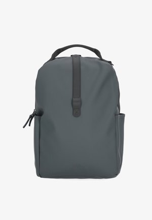 Mochila gris oscuro con asa superior, correa vertical central con botón a presión, dos bolsillos laterales y un bolsillo frontal con cremallera.