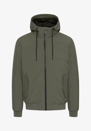 Olivza zaļa kapuce jaka, izgatavota no gludas auduma, ar priekšējo rāvējslēdzēju, sānu kabatām, elastīgām aprocēm un regulējamu šņorīti kapucē.