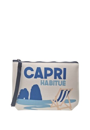 Borsetta in tela con cerniera blu navy, testo blu "CAPRI HABITUÉ,", formazioni rocciose blu e una sdraio a righe vicino all'acqua.