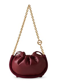 Weinrotes Lederhandtasche mit gerafftem Rand, strukturiertem Stoffboden und goldener Kettenriemen, der mit einem runden Akzent verziert ist. Kompakte, abgerundete Silhouette.