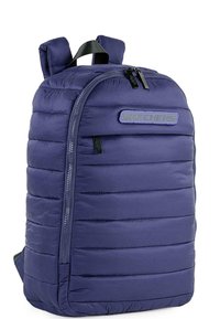 Mochila acolchada morada con exterior de acolchado, correas dobles para los hombros y un bolsillo frontal con cremallera que presenta un logo de la marca. Textura suave.