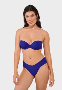 Plavi bandeau bikini top s podrškom od žice, izrađen od glatkog, rastezljivog materijala. Visoki donji dio s širokim remenom za dodatnu udobnost.