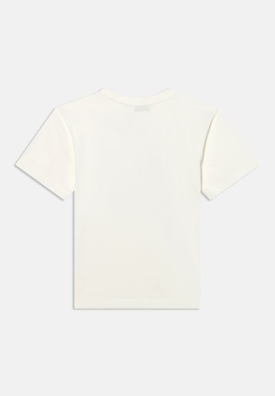 Απλό λευκό T-shirt με κοντά μανίκια, εμφανιζόμενο από πίσω σε ανοιχτό γκρι φόντο.