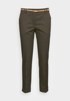 Olivgrüne, maßgeschneiderte Hosen mit Slim-Fit, versehen mit einem braunen Leder-Gürtel, Gürtelschlaufen und einer glatten Textur mit vorderen Falten.