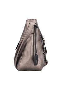 Borsa a spalla marrone metallica con finitura testurizzata, chiusura con zip, tracolla regolabile e dettagli hardware distintivi.