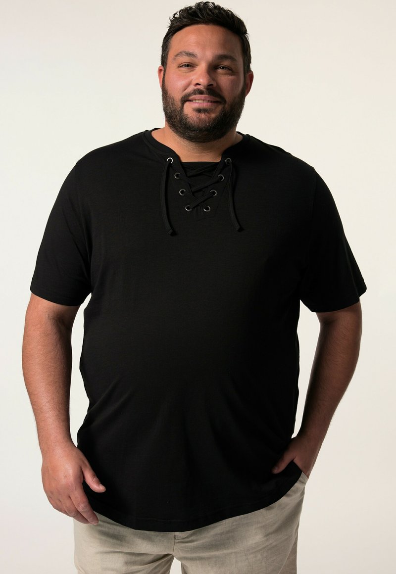 Černé tričko s krátkým rukávem a šněrovacím výstřihem, vyrobené z jemné látky. Disponuje volným střihem a hladkým povrchem.