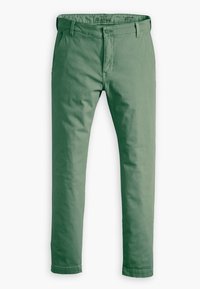 Pantalon chino slim fit vert avec poches avant, passants pour ceinture et fermeture par bouton, présenté à plat sur fond blanc.