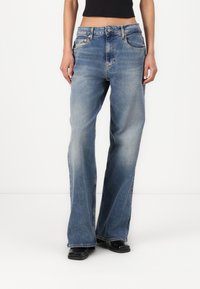 Breda ben jeans i blå denim med en blekt finish, med en framknappstängning, bälteshällor och standard femfickorsdesign.