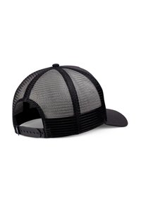 Gorra de camionero negra con visera curvada, parte trasera de malla para ventilación y cierre ajustable a presión. Presenta detalles de tela negra en la parte delantera.