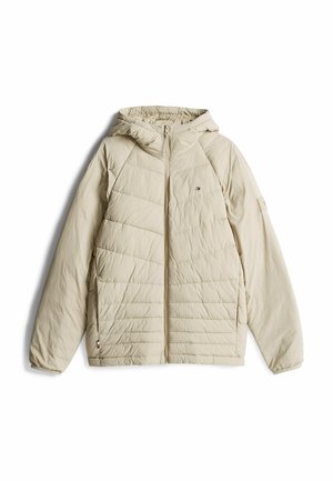 Giacca beige con cappuccio, con zip frontale, caratterizzata da una texture trapuntata, cuciture diagonali e un piccolo logo sul petto. Materiale morbido e leggero.