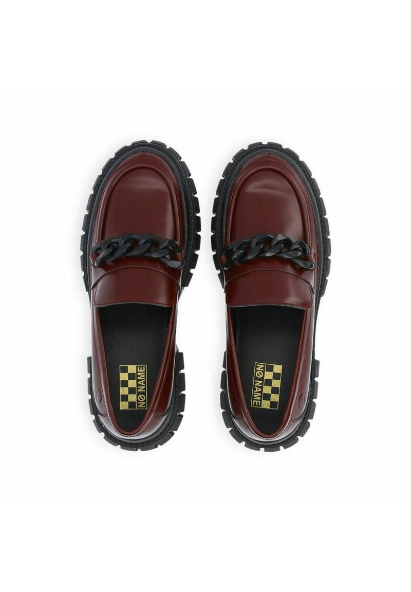 Burgundowe loafers z masywną czarną gumową podeszwą, z grubym czarnym łańcuchem akcentującym z przodu i gładkim skórzanym wykończeniem.