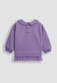 Sudadera morada con cuello volado, cierre de botones, mangas largas y un dobladillo de tul. Tela suave con un ajuste relajado y acentos texturizados.