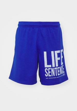 Pantaloni scurți din plasă albastră cu o suprafață texturată. Prezintă un text alb care spune "LIFE SENTENCE" și un detaliu mic cu logo-ul pe partea stângă.