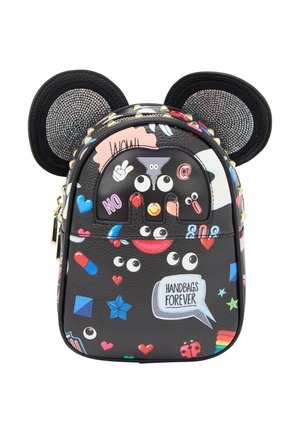 Mały czarny plecak z dużymi uszami ozdobiony kryształkami i kolorowymi nadrukami w stylu kreskówkowym, emotikonami i dymkiem z napisem „Handbags Forever”.