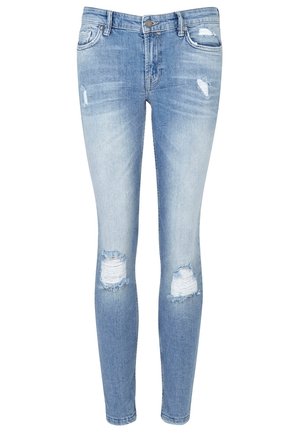 Vaaleansiniset kapeat farkut, joissa kuluneet repeämät molemmissa polvissa ja lievää haalistumista reisissä ja taskuissa.