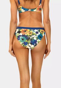 Kostium kąpielowy w kwiaty, z wielokolorowymi motywami na kremowym tle, z niebieskim wykończeniem na ramiączkach i pasku, o niskim stanie.