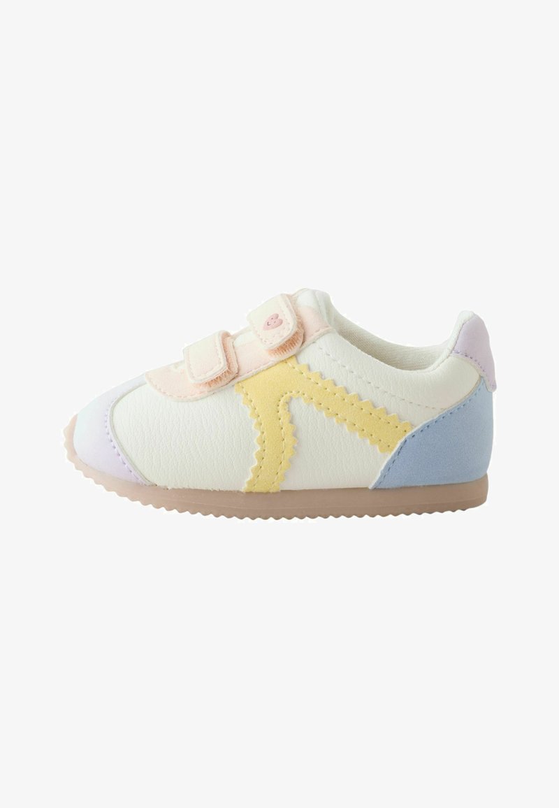 Zapatilla blanca para niños con detalles en amarillo pastel, rosa y azul, dos correas de velcro y suela de goma beige.