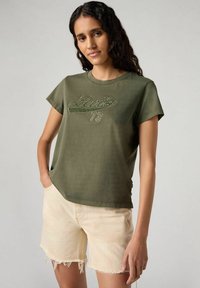 Levi's® GRAPHIC BOXY SINCE - Camiseta estampada - levis since na