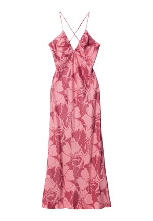 Longue robe fleurie rose avec fines bretelles croisées et décolleté en V, présentant de grands motifs floraux dans des nuances de rose plus foncées.