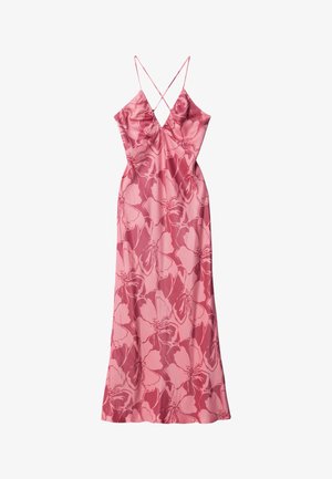 Longue robe fleurie rose avec fines bretelles croisées et décolleté en V, présentant de grands motifs floraux dans des nuances de rose plus foncées.
