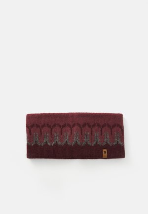 Strikket hodebånd i burgunder med et grått geometrisk mønster. Har et lite brunt lærmerke. Myk tekstur og bred design.