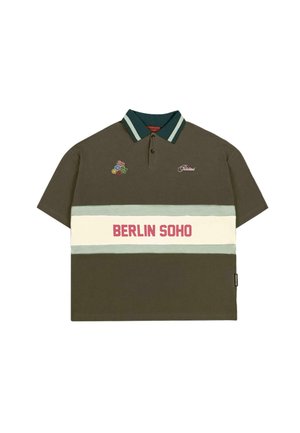 Oliven grønn polo skjorte med korte ermer, stripete krage i grønn og lys blå, med en hvit stripe som har "BERLIN SOHO" i rødt.