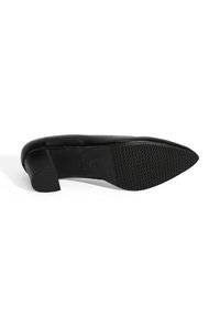 Zwarte hak schoen met een spitse neus, een glad leren bovenwerk en een gemodelleerde rubberen zool voor grip. De hak is blokvormig en laag.
