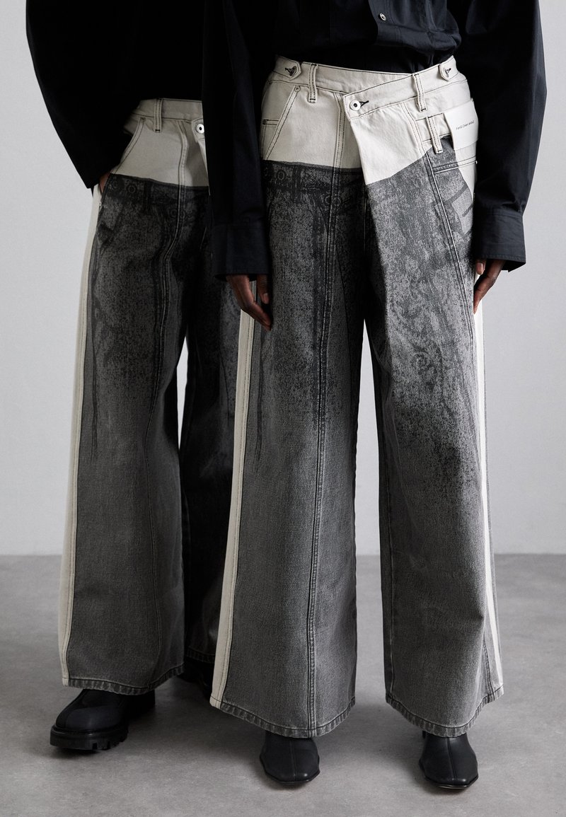 Feng Chen Wang DECONSTRUCTION PANTS UNISEX - Relaxed fit jeans - black