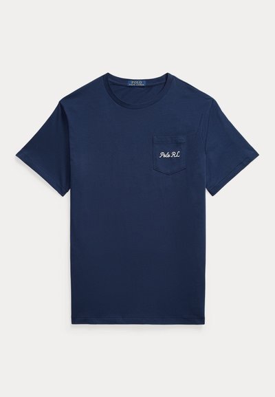 Granatowy T-shirt z krótkim rękawem z okrągłym dekoltem i kieszonką na piersi, haftowany napisem "Polo RL" białą nicią.