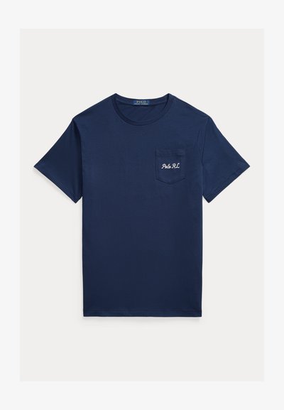 Granatowy T-shirt z krótkim rękawem z okrągłym dekoltem i kieszonką na piersi, haftowany napisem "Polo RL" białą nicią.