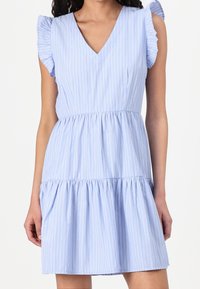 Blau-weißer gestreifter Kleid mit V-Ausschnitt, kurzen Rüschensäumen und mehrlagigem Rüschensaum. Hergestellt aus leichtem Stoff mit glatter Textur.