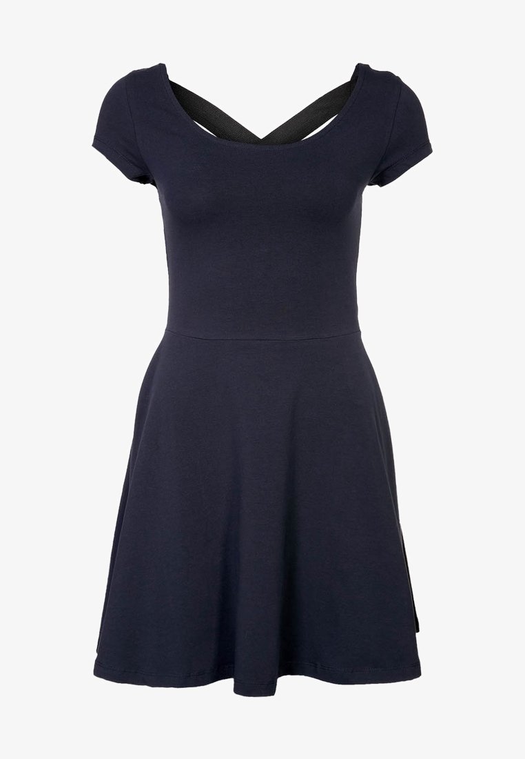 Mörkblå klänning i mjukt tyg, med en figursydd överdel och korta ärmar, samt en utsvängd kjol. Korsade band på ryggen.