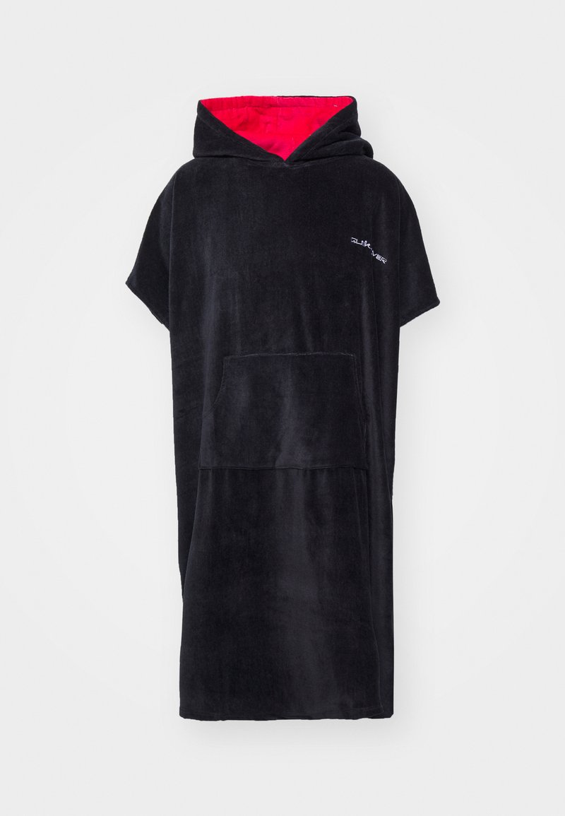 Poncho preto com capuz feito de um tecido macio e texturizado, apresentando um forro interno vermelho e um bolso frontal para maior praticidade.