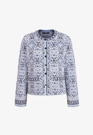 Kardigán s vzorom v modrej a bielej farbe. Obsahuje okrúhly výstrih, dlhé rukávy a gombíkové zapínanie. Textúrovaná tkanina s zložitými vzormi.