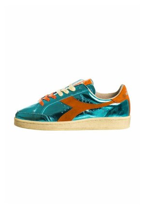 Sneakers metallici blu con dettagli in pelle arancione, lacci crema e suola beige texturizzata. Design classico low-top con logo laterale.