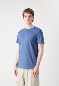 Calvin Klein Jeans EMBRO BADGE - Jednoduché tričko - blue coast