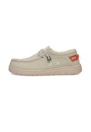 Scarpa beige casual slip-on con tomaia in tessuto, lacci elastici, suola in gomma e linguetta arancione sul tallone con la scritta "Jeep" su sfondo bianco.