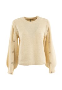 Suéter color crema con mangas largas y ligeramente abullonadas, que presenta botones decorativos a lo largo de los puños y un cuello y dobladillo acanalados.