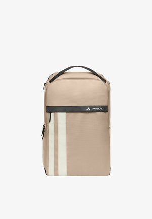 Beiger rechteckiger Rucksack mit schwarzem Griff, zwei vertikalen weißen Streifen, einem horizontalen schwarzen Streifen mit Vaude-Logo und Reißverschluss an der Seite.
