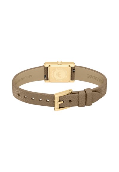 Montre rectangulaire en ton or avec un bracelet en cuir beige texturé, équipée d'une fermeture à boucle et d'un cadran blanc aux accents minimalistes.
