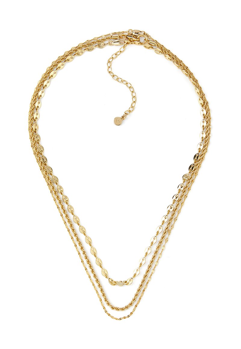 Collana in oro a catena multipla, con tre strati di diverse forme e dimensioni dei link, texture liscia e un gancio con catena di estensione.