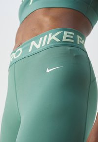 Nike Performance Leggingek - bicoastal/vapor green/white
