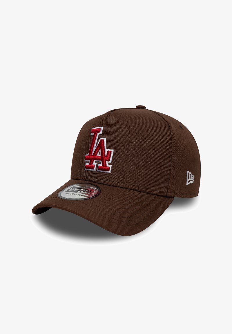 Casquette marron avec un design structuré, logo LA rouge brodé à l'avant et une visière incurvée. Comprend un autocollant New Era sur la visière.